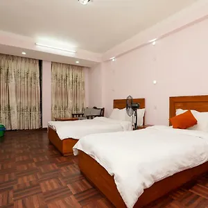  Hostel Famous House